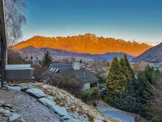 Elevated Frankton Chalet with Lake Views - 4
