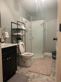 Stylish Basement Suite, Queen Bed, and 5min to Airport - 6