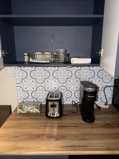 Stylish Basement Suite, Queen Bed, and 5min to Airport - 5