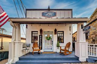 1940's Historic Bungalow with King Bed and Pet Friendly - 5