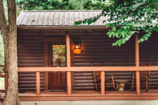 Romantic Cabin King Bed 12-Acre Getaway - 1