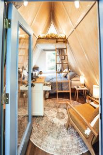 Charming A-Frame Couples Retreat Cozy and Private - 4