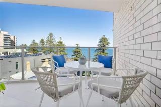 Bay Breeze Retreat, Glenelg, Absolute Beachfront. - 2