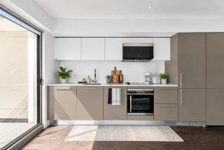 Premium 2BR Apartment Central Vancouver Stay - 2