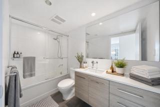 Premium 2BR Apartment Central Vancouver Stay - 1