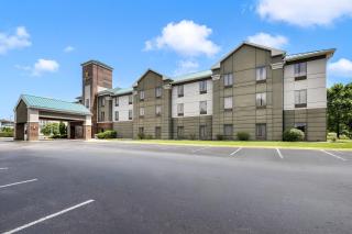 La Quinta Inn & Suites by Wyndham Louisville East - 0