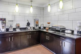 La Quinta Inn & Suites by Wyndham Louisville East - 3