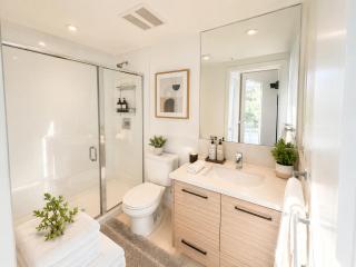Modern 2BR with Easy Access to Downtown - 2
