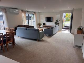 Modern 4BD home - Close to Town - 0