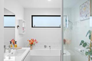 Modern 4BD home - Close to Town - 8