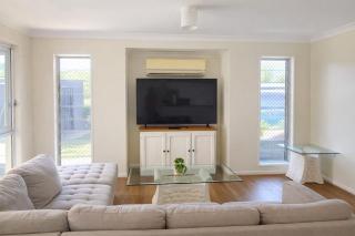 Spacious 4 bedroom house with Air Hockey Table - 4