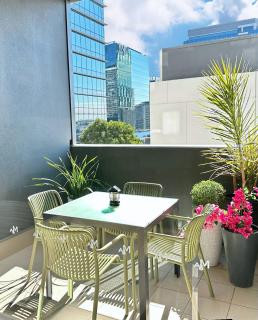 MAANGO 1BR Apt James St Free Parking Balcony - 6