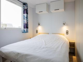 Modern 6-person chalet in the Frisian countryside, 3 bedrooms and WiFi - 1