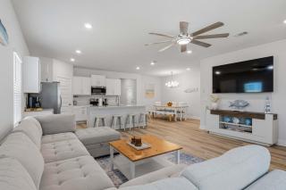 Home with Pickleball Courts Wifi & Beach Essentials - 4