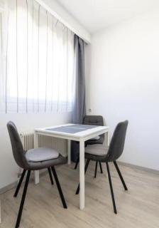 Charming Central Long-Term Apartment - 5