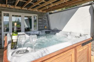Hot Tub, 3 Bedroom Retreat, Near Snowdon, WIFI, Parking, Sleeps 6 - 2