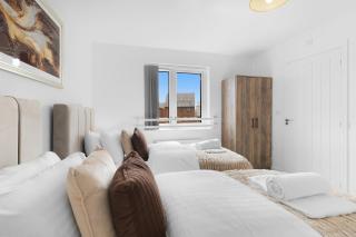 Grand 6-Bed Group House with Garden & Driveway - 1