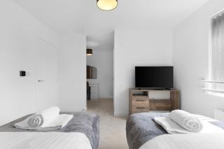 Grand 6-Bed Group House with Garden & Driveway - 2