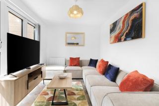 Grand 6-Bed Group House with Garden & Driveway - 7