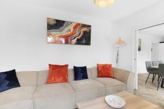 Grand 6-Bed Group House with Garden & Driveway - 4
