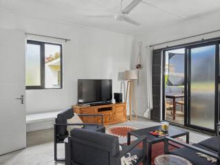 2BR Upper Flat - Balcony - AC - La Gaulette - 7