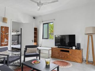 2BR Upper Flat - Balcony - AC - La Gaulette - 4