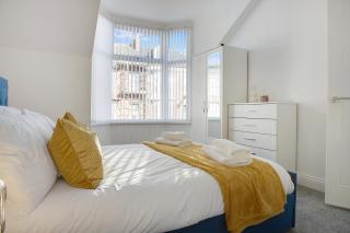 Spacious 4BR retreat Eden Vale by Stay With Us - 1