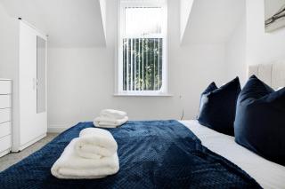 Spacious 4BR retreat Eden Vale by Stay With Us - 2
