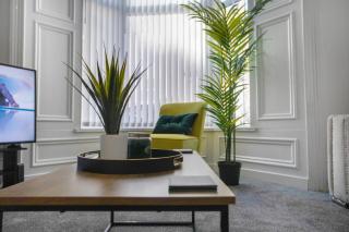 Spacious 4BR retreat Eden Vale by Stay With Us - 3