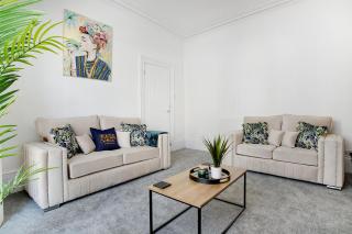 Spacious 4BR retreat Eden Vale by Stay With Us - 0
