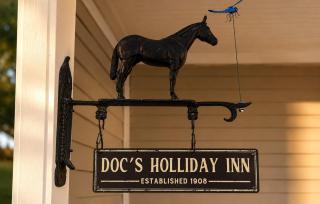 Doc's Holliday Inn, Western Vibes, Walk to Downtown - 3