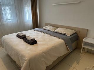 Entire Apt Pool & Great Location in Complex - 2