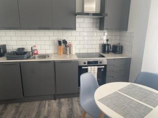 Bright City Apt - King Bed - Parking & Wi-Fi - 4