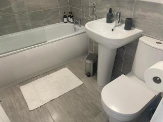Bright City Apt - King Bed - Parking & Wi-Fi - 5