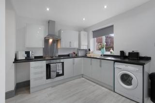 Newcastle 2BR Sleeps 5 2 Parking by Stay With Us - 6