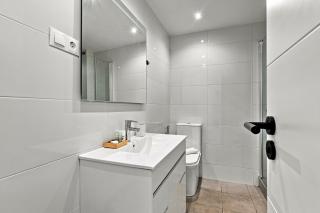 2 Bed Apartment, Big Terrace, Pool, Views + Beach! - 1