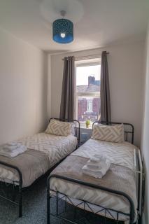 Family & Contractor Stay Sleeps 6 Free Parking - 6