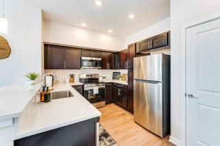 Walk to Cleveland Clinic! Contemporary Townhome - 9