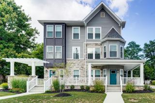 Walk to Cleveland Clinic! Contemporary Townhome - 1