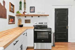 Charming Historic Retreat in Walkable Chapman - 2