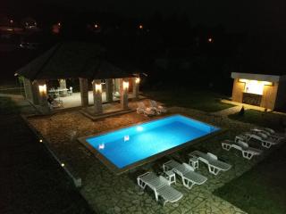 Čajića avlija pool house - 2