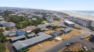 Pet-friendly - Walk to the beach explore downtown Newport and unwind in this cozy coastal getaway just steps from the Oregon coast - 6