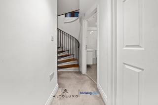 Harbour Suite Luxury Central 3BR House By AltoLuxo Short Lets Serviced Accommodation With Free Wifi & Parking - 2