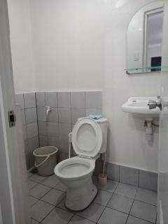 Corner Bungalow House with Parking 4-10 Pax - 7
