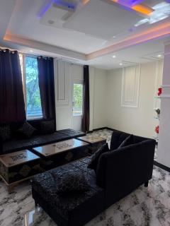 Murree Family Apartment With Mountain Views - 1