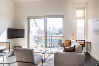 Modern Studio Apt with Rooftop, Gym, and Parking - 0
