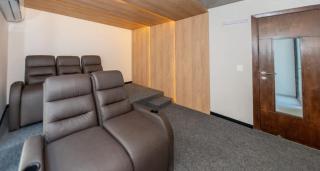 Business Ready City Escape with Pool BBQ and Gym - 3
