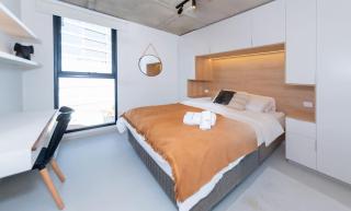 Stylish City Apartment with Balcony Pool and Gym - 8