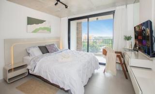 Stylish City Escape with Panoramic Views Pool&Gym - 9