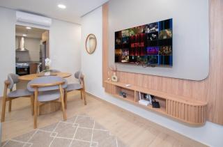 Cozy Central Stay Near Top Malls with Pool and Gym - 2